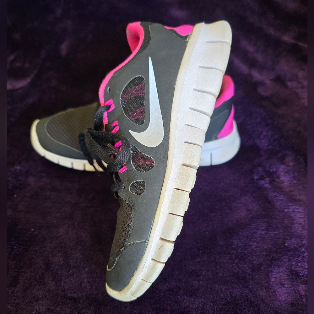 Nike Black and Pink Sneakers | Big Kid Size 3.5 - Picture 5 of 13